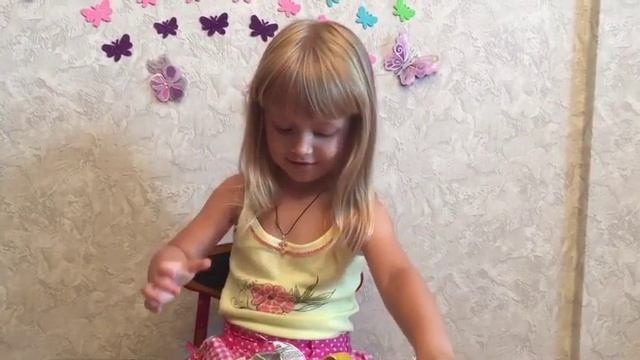 Unpacking kinder surprises / What's inside?/Распаковка киндер-сюрпризов/ Что же внутри? смотреть онлайн