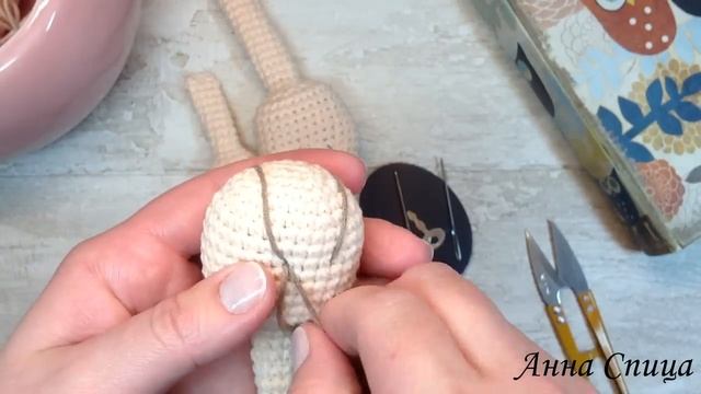 Утяжка лап вязаной игрушке - Зайчику Персику. Выпуск № 58. смотреть онлайн