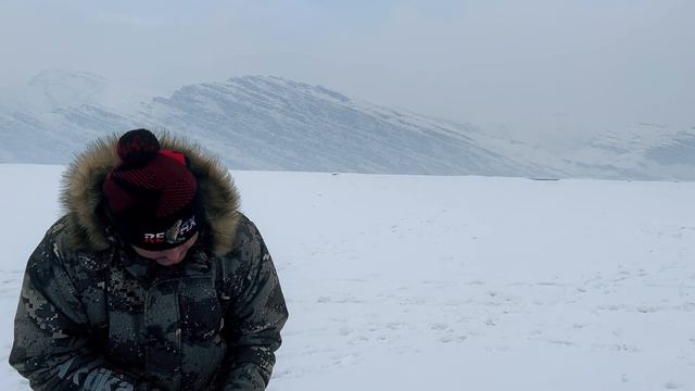 СИБИРСКИЙ ОКУНЬ ЖАРЕНЫЙ НА ОГНЕ 4k | Siberian perch fried on fire 4k смотреть онлайн