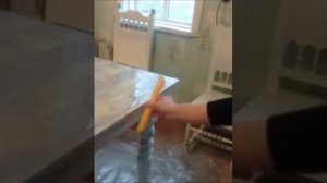 Покрытие стола эпоксидной смолой.