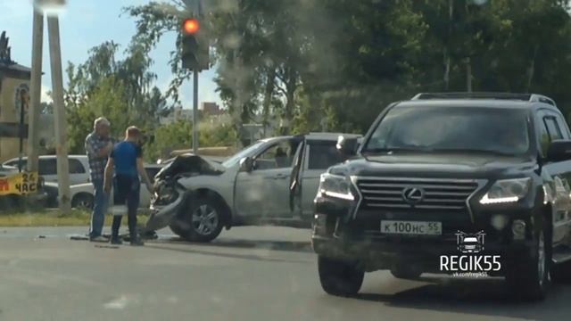 ВАЗ в столбе на Красноярском тракте, Омск смотреть онлайн