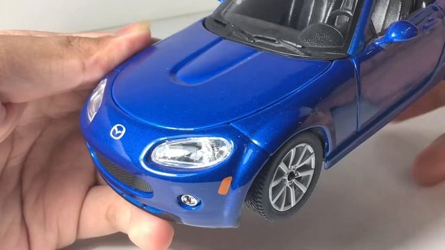 Mazda MX-5 Miata 1/24 By Bburago - Unboxing & Walk Around