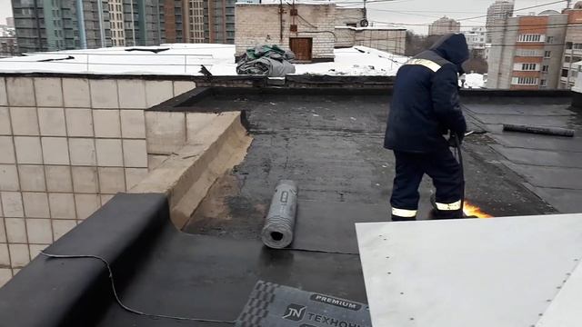 Как не надо делать кровлю. Парапет и падуга сделана из НЕМОРОЗОСТОЙКОЙ штукатурки и АЦЛ в МОРОЗ смотреть онлайн