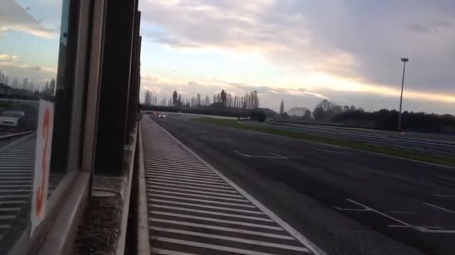 Nissan GT-R vs Ford Focus Rs ripresa dai box смотреть онлайн