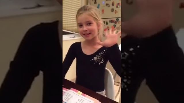 Первоклашка делает уроки.