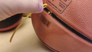 Спускает ниппель у мяча. Решение проблемы.