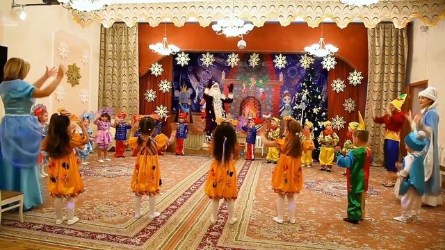 Игра с Дедом Морозом «Мы повесим шарики» смотреть онлайн