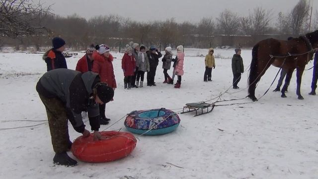Лошадь. Катание на санках и тюбинге.Horse. Sledding and tubing. смотреть онлайн