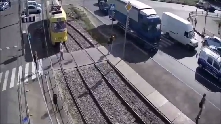 Попала под трамвай смотреть онлайн