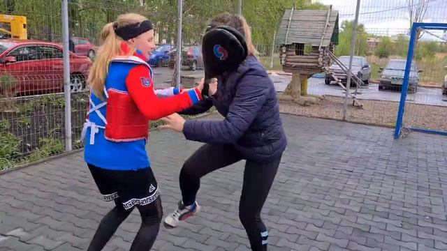 Отработка ударов в жилет и ракетку из постоянного клинча смотреть онлайн