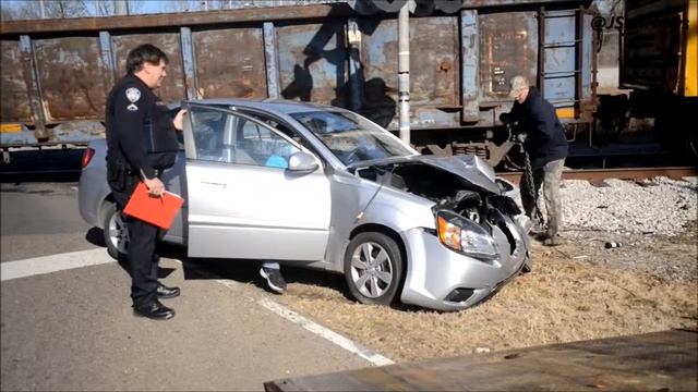 JS VIDEO Driver uninjured after train hits his car смотреть онлайн