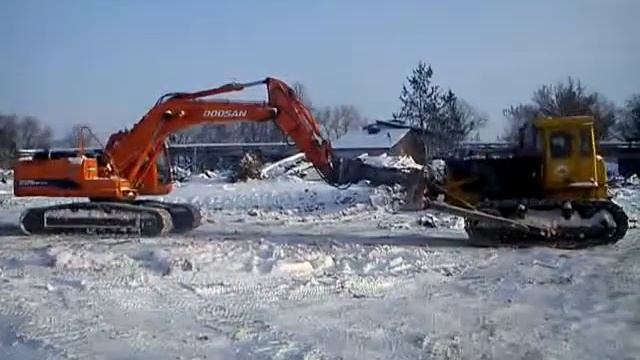 Doosan заводит бульдозер с толкача. смотреть онлайн