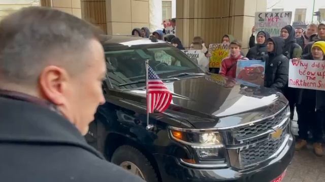 『米国ビジネスは戦争!!』??ロシア平和活動家はモスクワで新しい米国大使を迎えました。 смотреть онлайн
