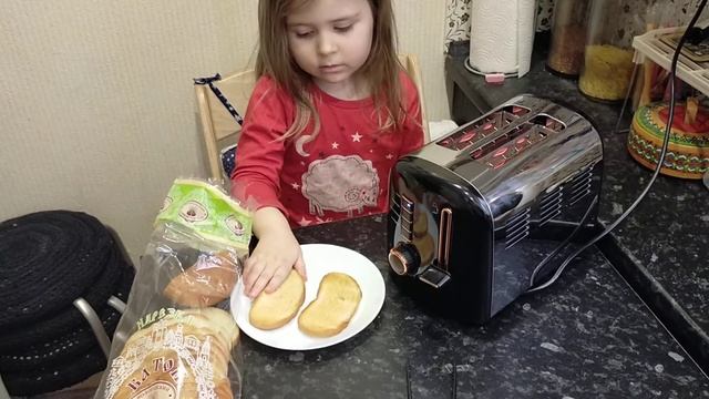 Делаем тосты. Тостер Kitfort KT-2037