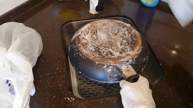 Бабушкин способ почистить сковородку. смотреть онлайн