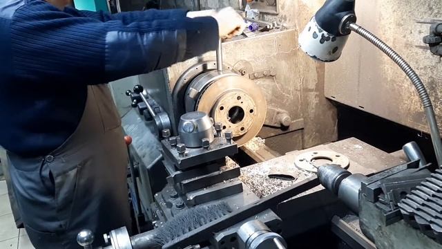 Токарь почти вымирающая профессия! Делаем колёсные провставки 6мм из тормозных дисков. смотреть онлайн