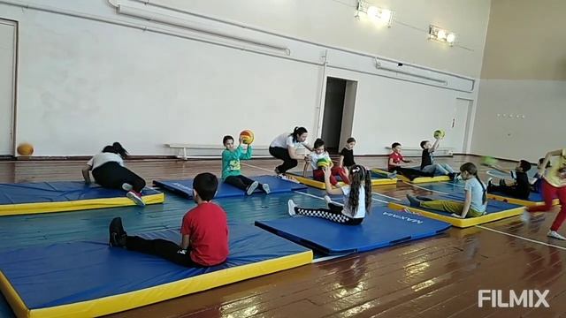 Фрагмент урока в 3 классе. Подводящие упражнения к спортивным играм. смотреть онлайн