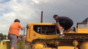 Дизельный трактор на гусеницах 1951 года, мощностью 95 л.с. Надежная техника пашет поле.