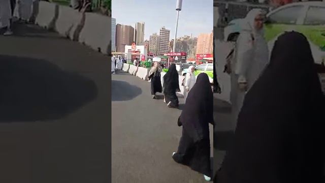 раздают садака возле мечеть аль-харам. вода булочка хурма. смотреть онлайн