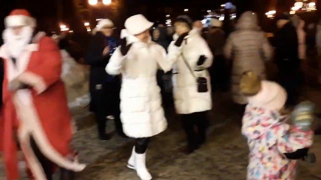 А снег идёт!!!??Танцы в парке Горького!!!??Харьков 2021 смотреть онлайн