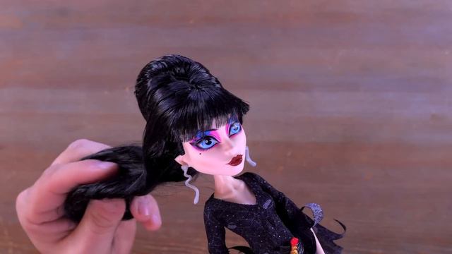 Monster High Skullector: Elvira Doll Review! смотреть онлайн
