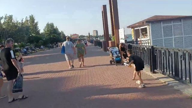 Феодосия... Набережная-что там происхрдит сегодня 22 июля.... смотреть онлайн