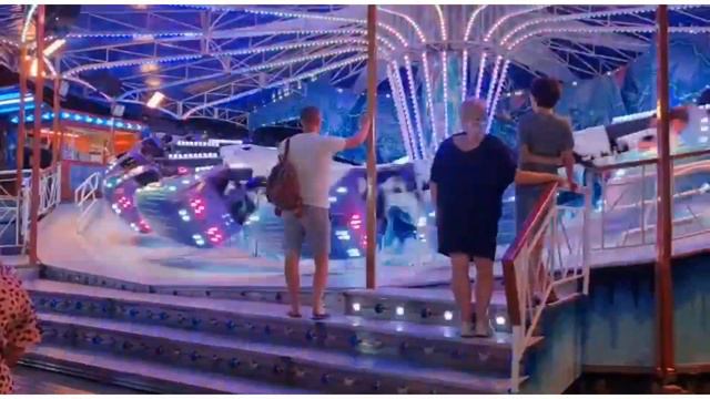 Не перестаю удивляться!Какая красота ЛУНА-ПАРК! Аттракционов так много, что не обойти за вечер! смотреть онлайн