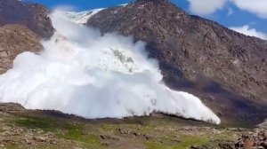 Снежная лавина. Сход лавины в Кыргызстане.