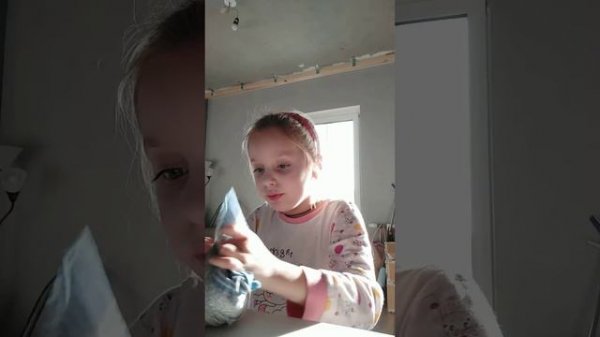 Верочка что-то своё рассказывает