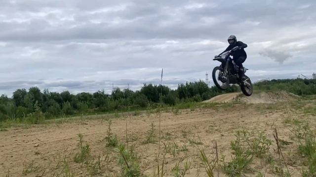 Обкатываем трассу по мотокроссу на мотоцикле FRATELI EXC NB300 WP г. Сургут смотреть онлайн