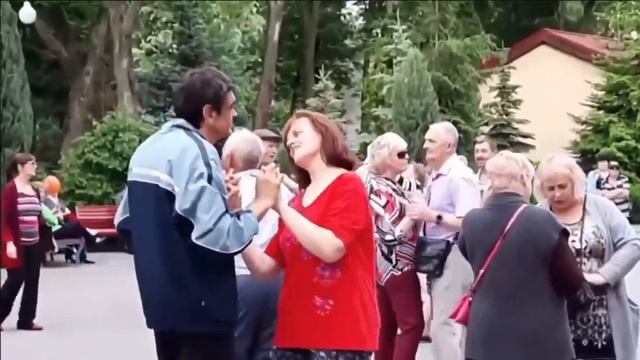 ДВЕ ЧАШКИ КОФЕ НА СТОЛЕ... смотреть онлайн