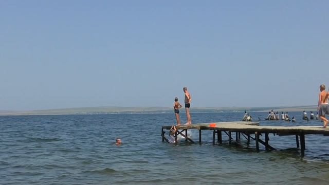 Посёлок Сенной Темрюкский район Краснодарский край/Таманский залив / Купаться детям здесь нравится смотреть онлайн