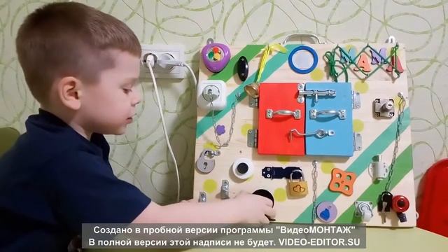 Играем с бизибордом. Развитие мелкой моторики. Своими руками. смотреть онлайн