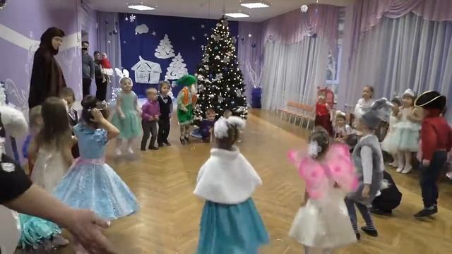 Первый новогодний утренник Саши в детском саду. Funny Family Минск. Весёлая семья Минск. смотреть онлайн