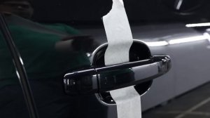 Клеим пленку под ручки дверей автомобиля.