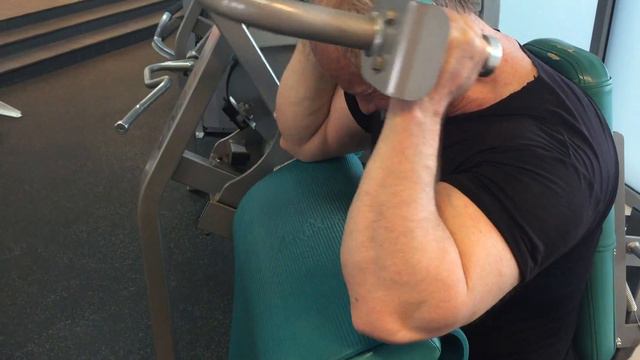 Анатолий Осипов, 68 лет. Тренировка. Разгибание рук в тренажере