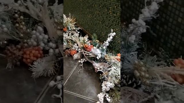 гирлянды из каркасе из палок белоснежного корилуса, заснеженных веток и ягод. смотреть онлайн