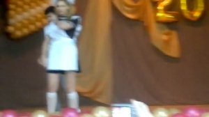 Откровенный танец на выпускном...