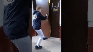 как выбить дверь в подъезд