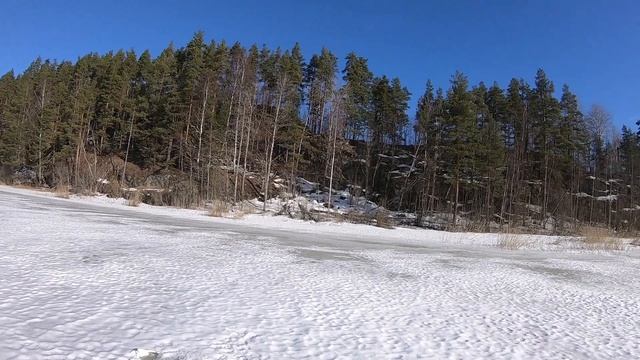 НАПАЛ на СТАЙКУ ОКУНЕЙ. Проверка жерлиц. Рыбалка в марте в Карелии. смотреть онлайн