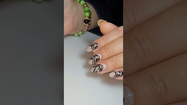 светлый маникюр миндальные ногти с дизайном полосочки смотреть онлайн