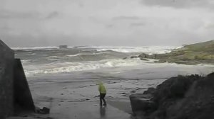 Огромная волна уносит людей в море страшные кадры