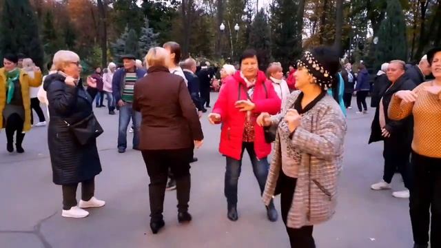 Я КОЛДУНЬЮ ПОЛЮБИЛ! ТАНЦЫ В ПАРКЕ ГОРЬКОГО ХАРЬКОВ СЧАСТЛИВЫЕ ДНИ смотреть онлайн
