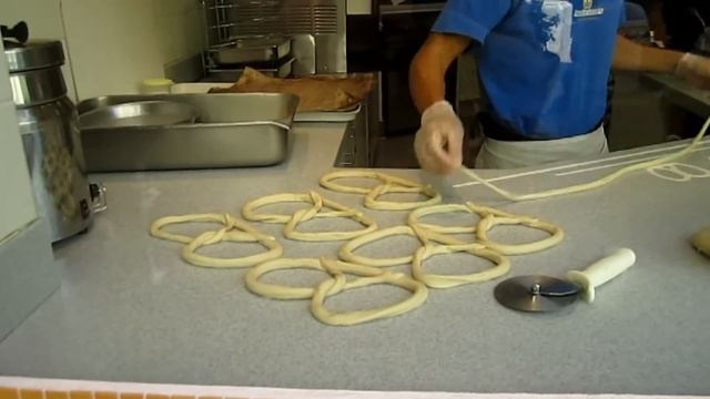 Бытро крутим бретцели(крендели)pretzel