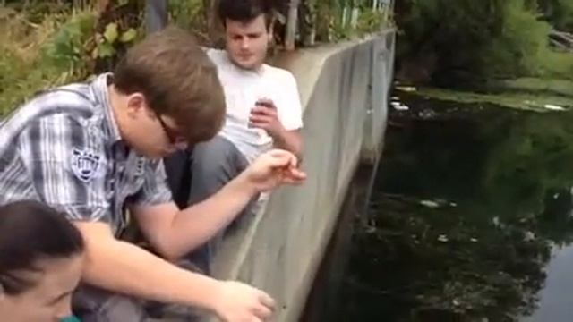 Мальчики ловят рыбу смотреть онлайн