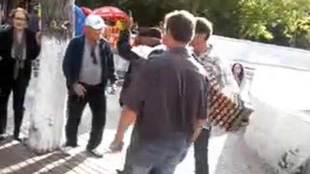 В парке Караганды люди отдыхали. смотреть онлайн