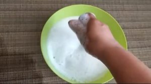 Как быстро и эффективно почистить диван содой и уксусом