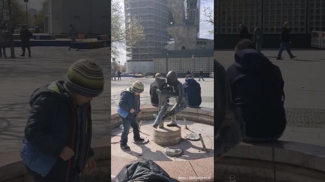 April 25, 2023 танцы с деревянной куклой. Скульптуры Берлина смотреть онлайн