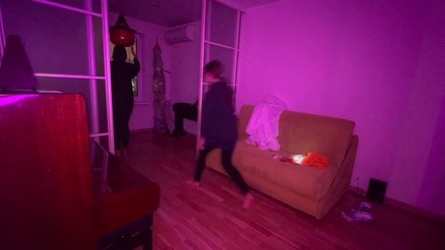 Игра на Хеллоуин «сними шляпу ведьмы» A Halloween game “take the witch hat off” смотреть онлайн