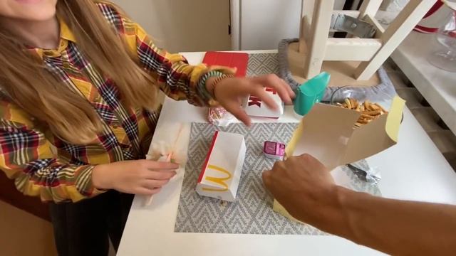 ВЛО Кира пошла на танцы и получила подарок / Мама ловит саранчу смотреть онлайн